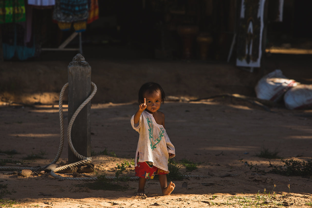 Angkor Wat Child Poster och Canvastavla