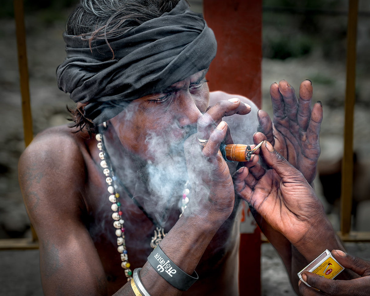 Lighting the Chillum Poster och Canvastavla