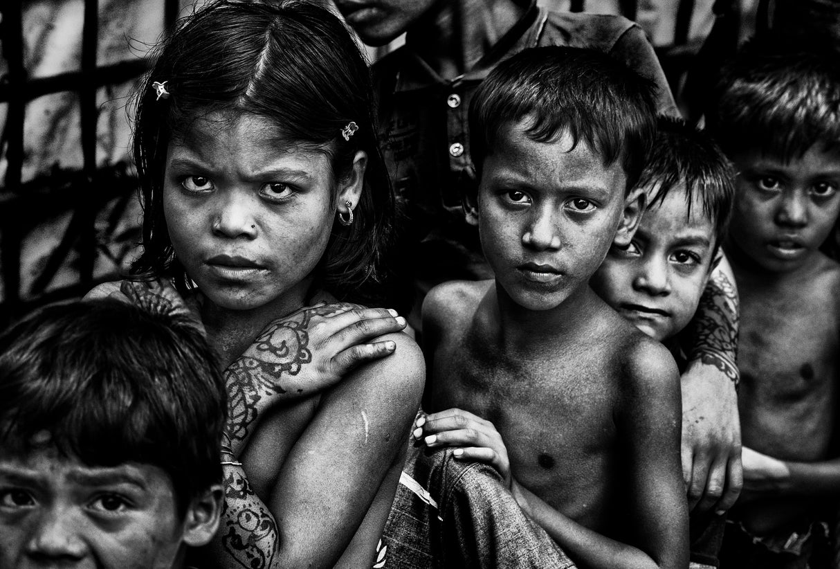 Rohingya children queuing to receive some sweets - Bangladesh Poster och Canvastavla