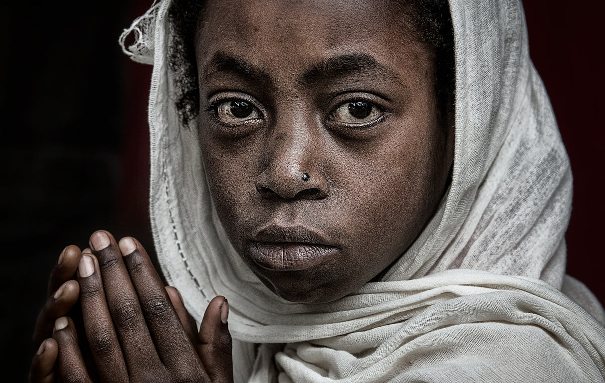 Ethiopian girl praying at a religious ceremony. Poster och Canvastavla