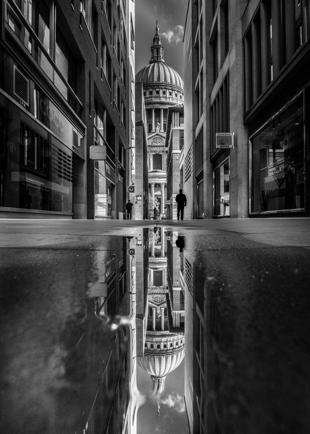 The Mirror Of St Paul's Cathedral Poster och Canvastavla