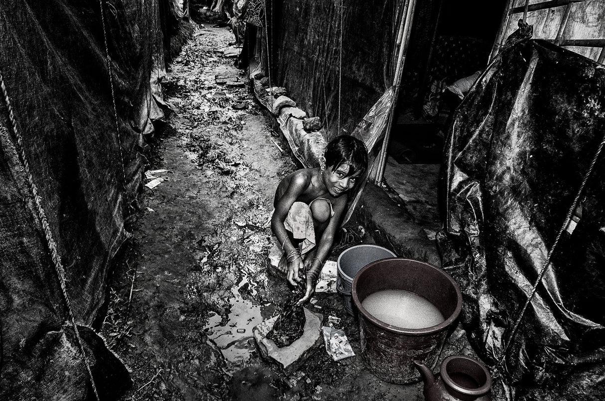 Rohingya refugee girl cleaning clothes in the street, in front of her house - Bangladesh Poster och Canvastavla