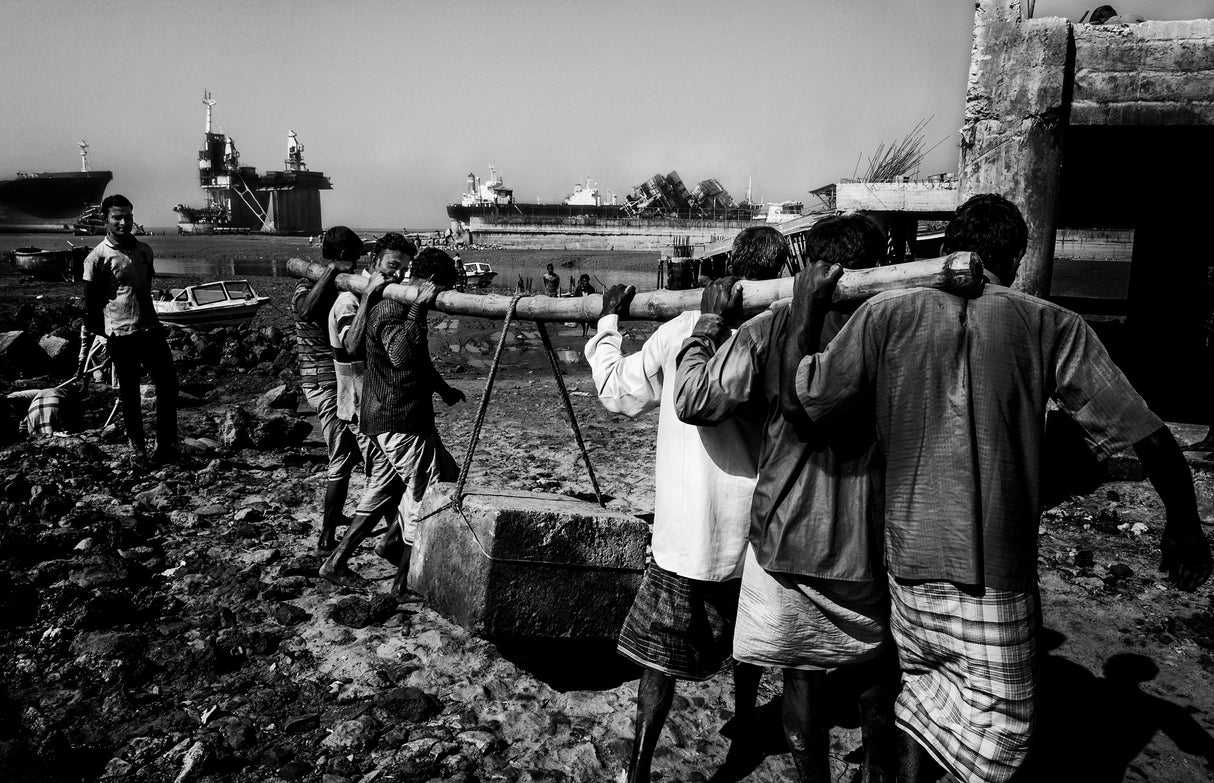 Chittagong shipyard workers - Bangladesh. Poster och Canvastavla