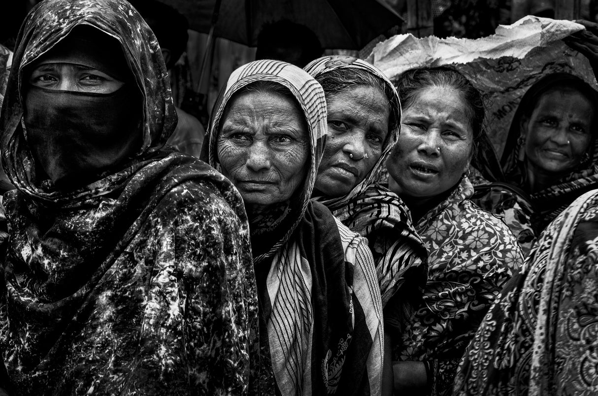 Queuing to receive some rice-II - Bangladesh Poster och Canvastavla