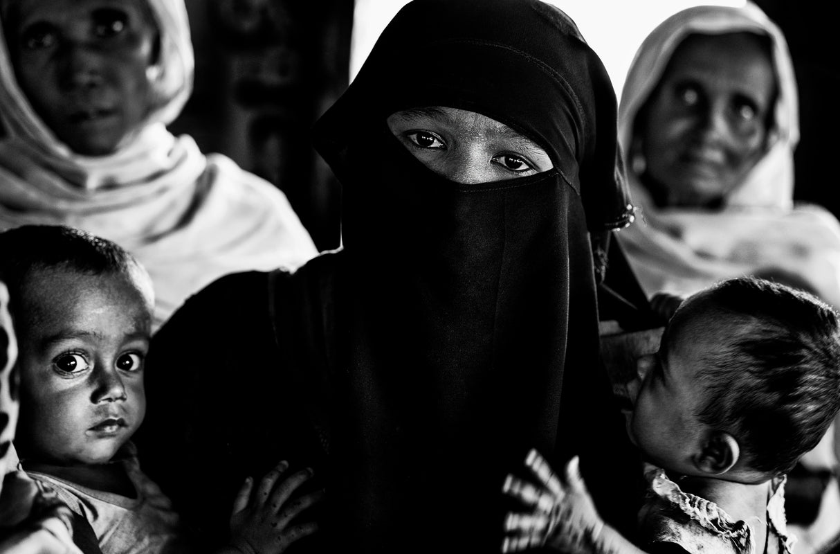 Rohingya refugee woman with her children-Bangladesh Poster och Canvastavla