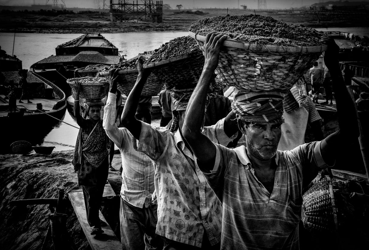Unloading a boat in Dakha - Bangladesh Poster och Canvastavla