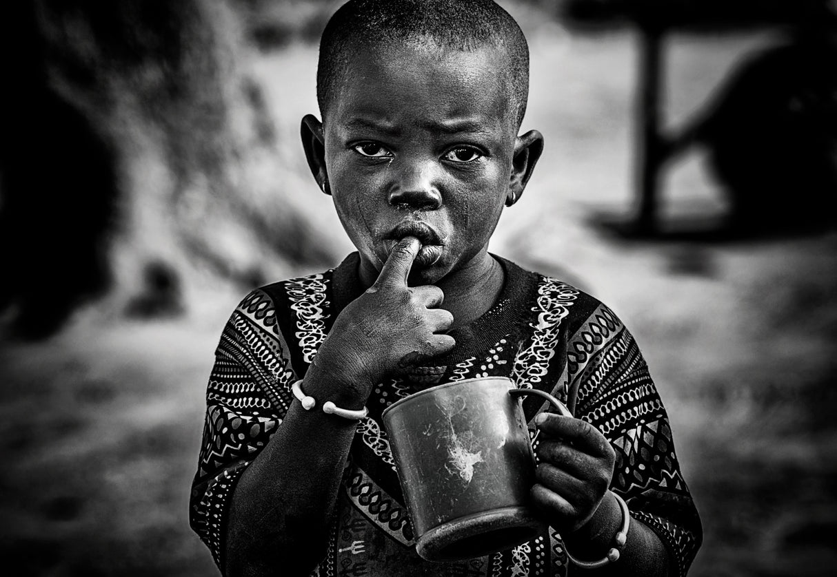 Licking her finger- Benin Poster och Canvastavla