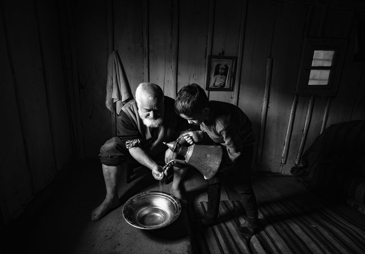 Helping is life. Poster och Canvastavla