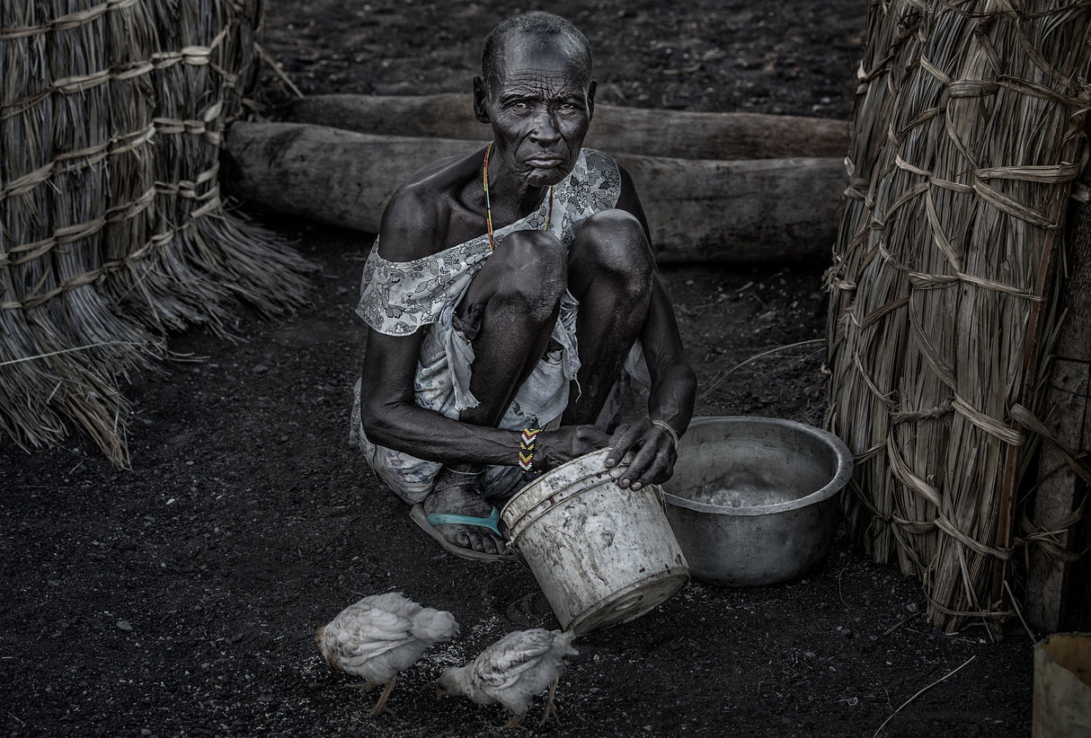 El Molo ethnic woman feeding the chickens Poster och Canvastavla
