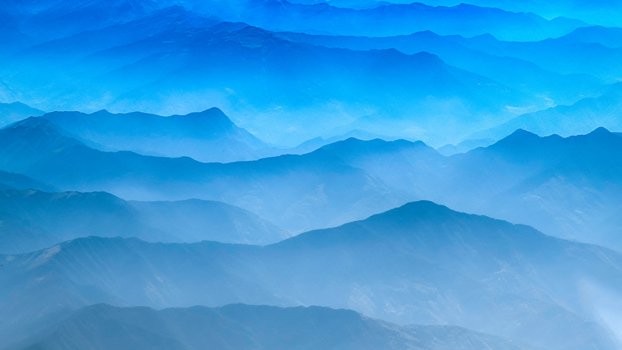 Misty Layers of Himalayan Mountains Poster och Canvastavla