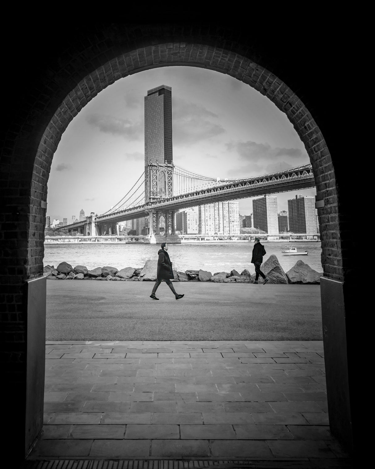 walking by the Brooklyn Bridge Poster och Canvastavla