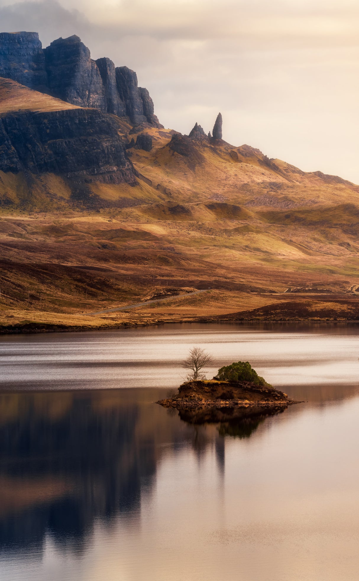 Gazing at the Ancient Sentinel: The Old Man of Storr Poster och Canvastavla
