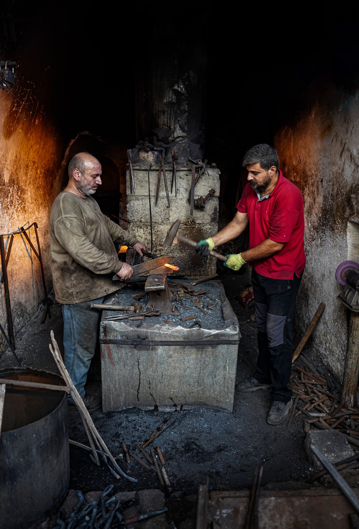 The traditional blacksmithing Poster och Canvastavla