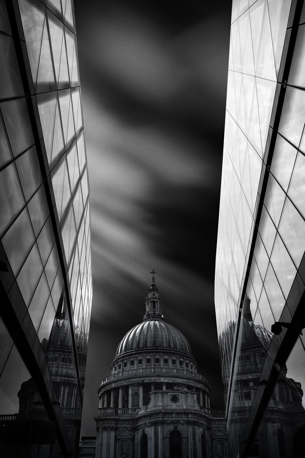 The St Paul's Cathedral in Reflection Poster och Canvastavla