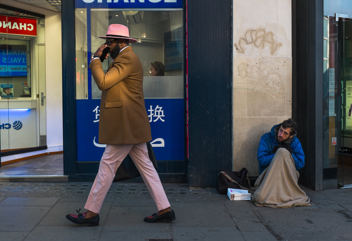 The man in pink Poster och Canvastavla