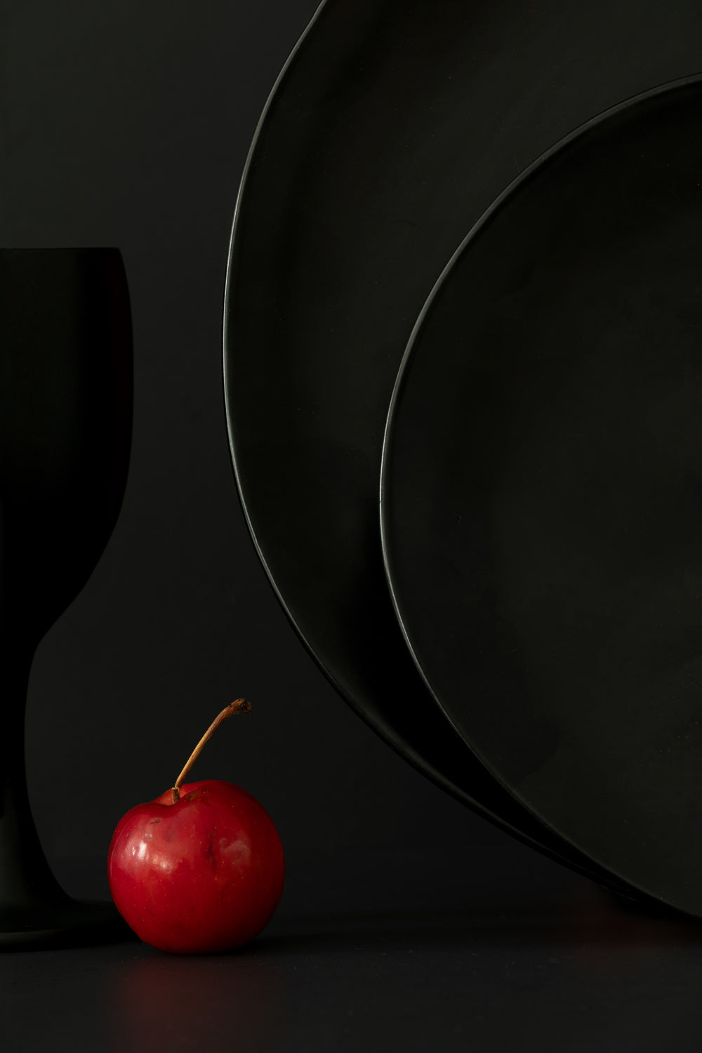 Red berry & black dishes Poster och Canvastavla