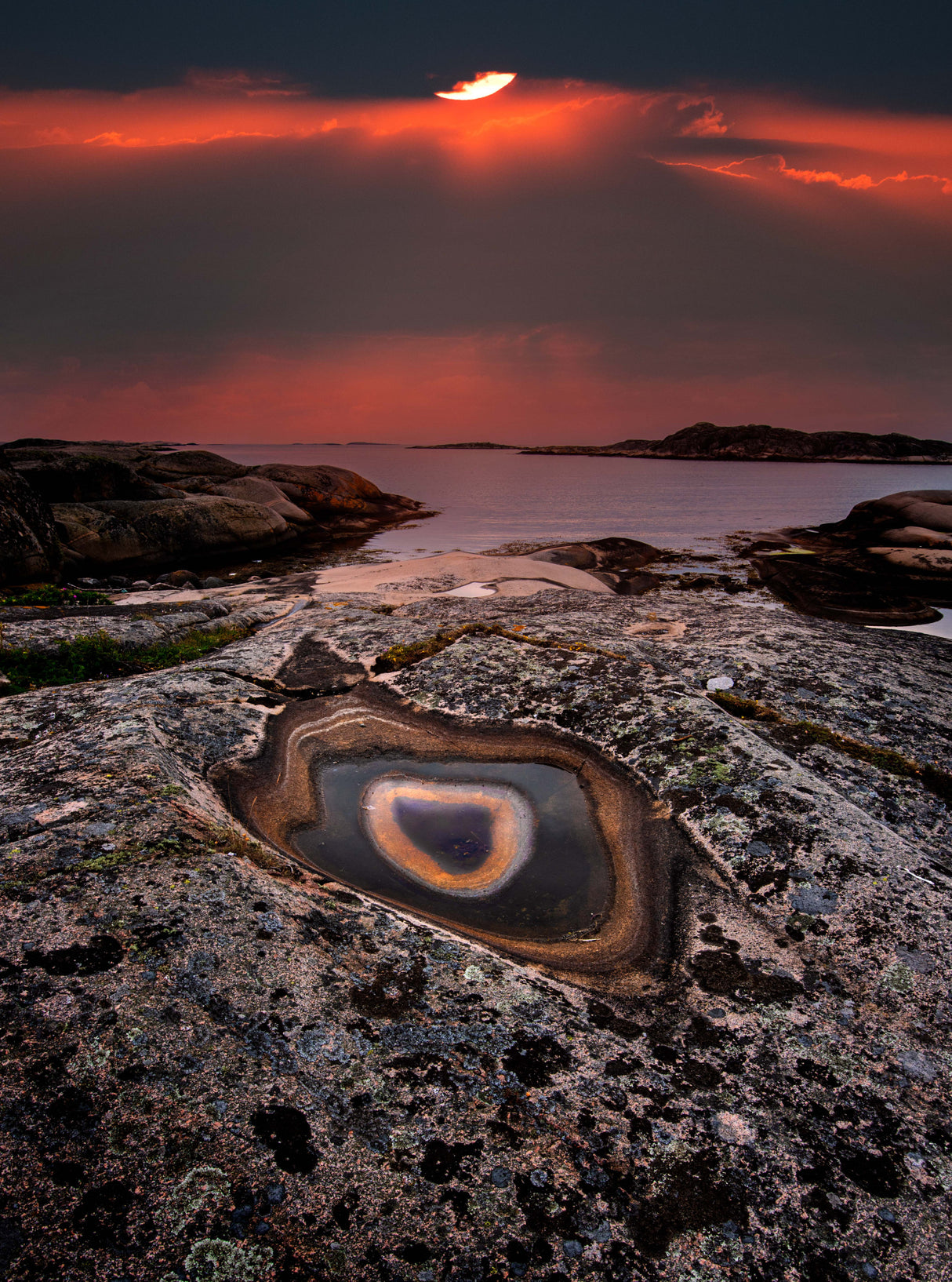 The cliff is looking at you Poster och Canvastavla