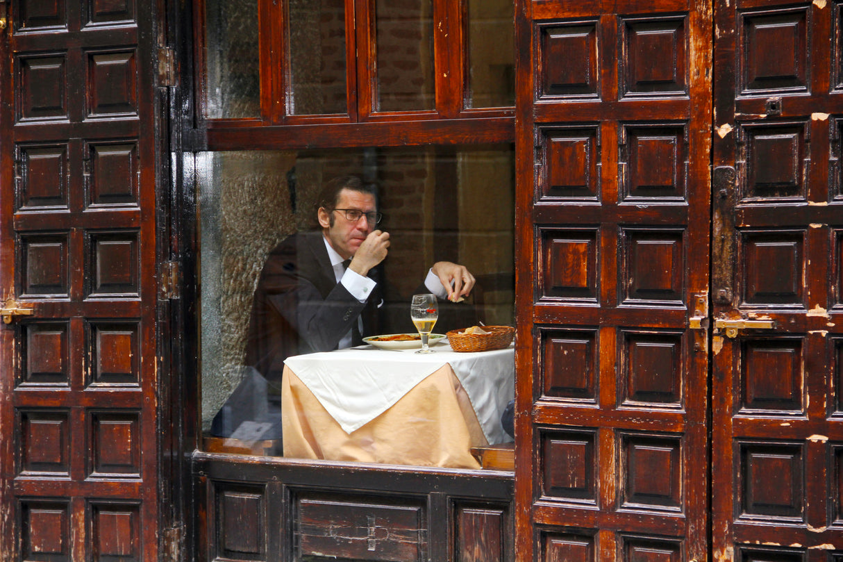 Lonely Man Dinner in Madrid's Latin Quarter Poster och Canvastavla
