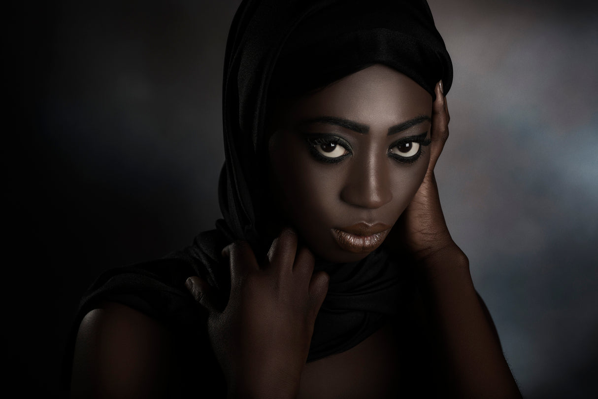 The black scarf 2 Poster och Canvastavla