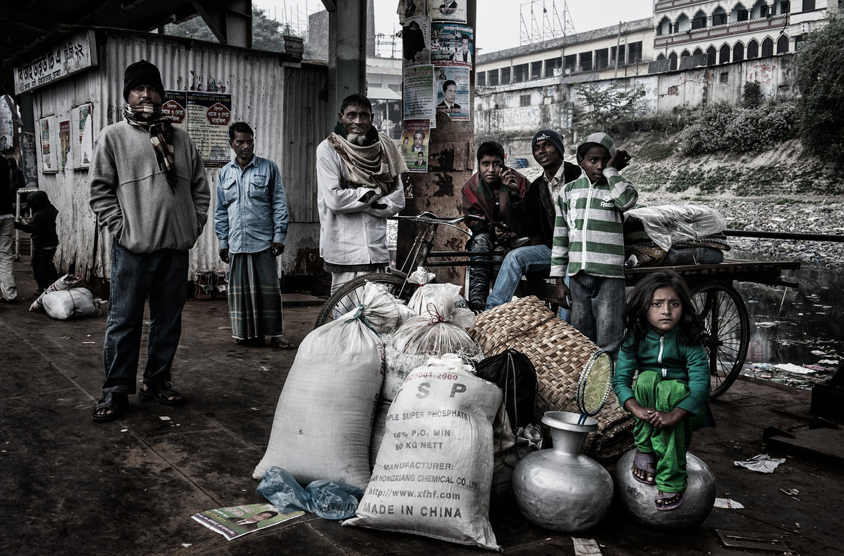 Waiting to get on board - Bangladesh Poster och Canvastavla
