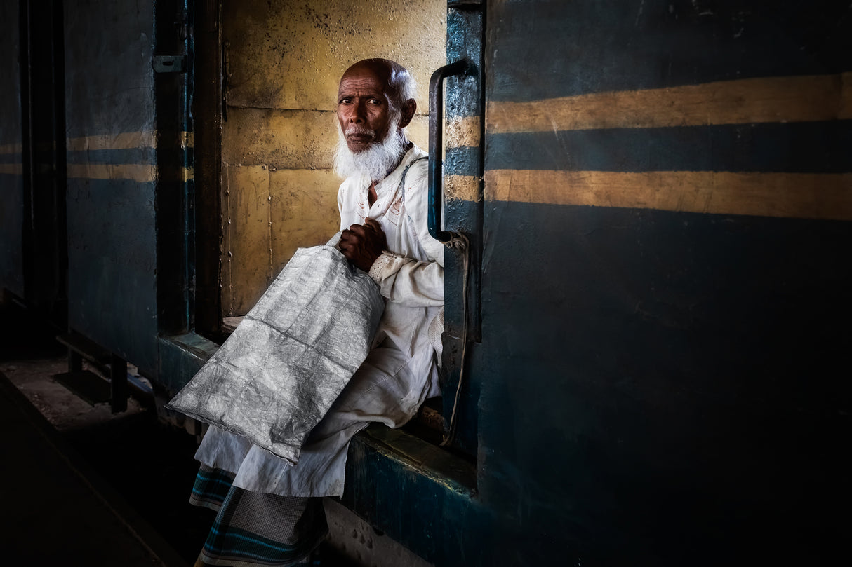 Old Man in Dhada Train Poster och Canvastavla
