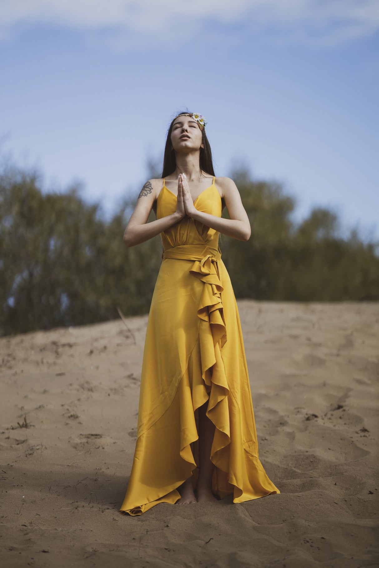 woman in yellow dress Poster och Canvastavla