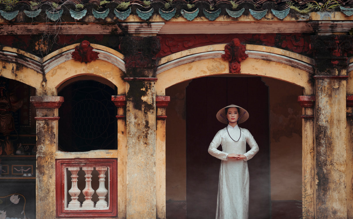A Vietnamese girl in a traditional ao dai dress is praying for happiness Poster och Canvastavla