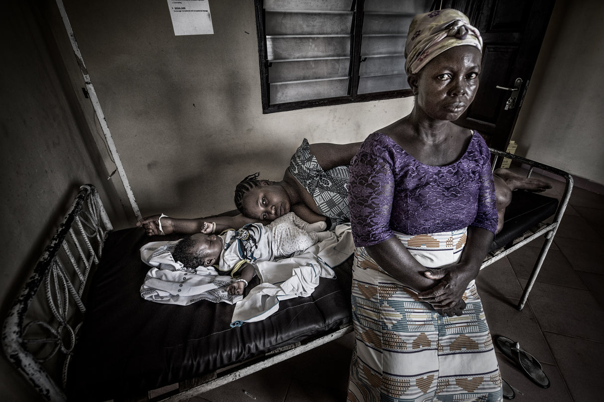A grandmother takes her granddaughter to visit her sick daughter - Ghana Poster och Canvastavla