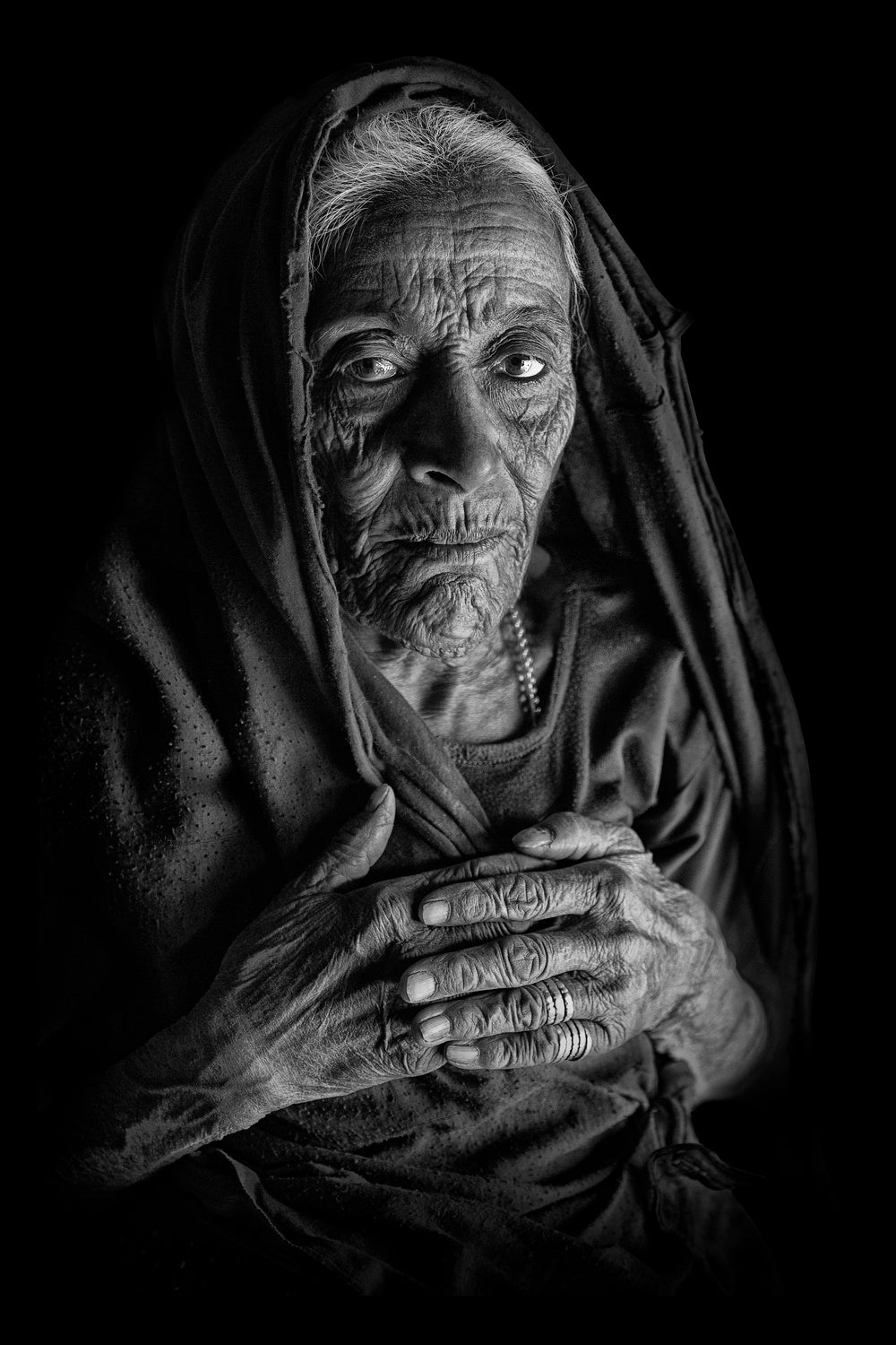 Indian Woman in dark Poster och Canvastavla