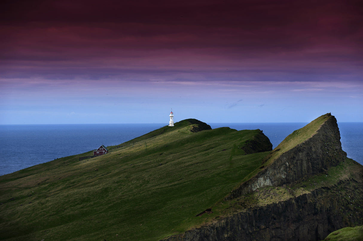 The lighthouse on Mykines holmur Poster och Canvastavla