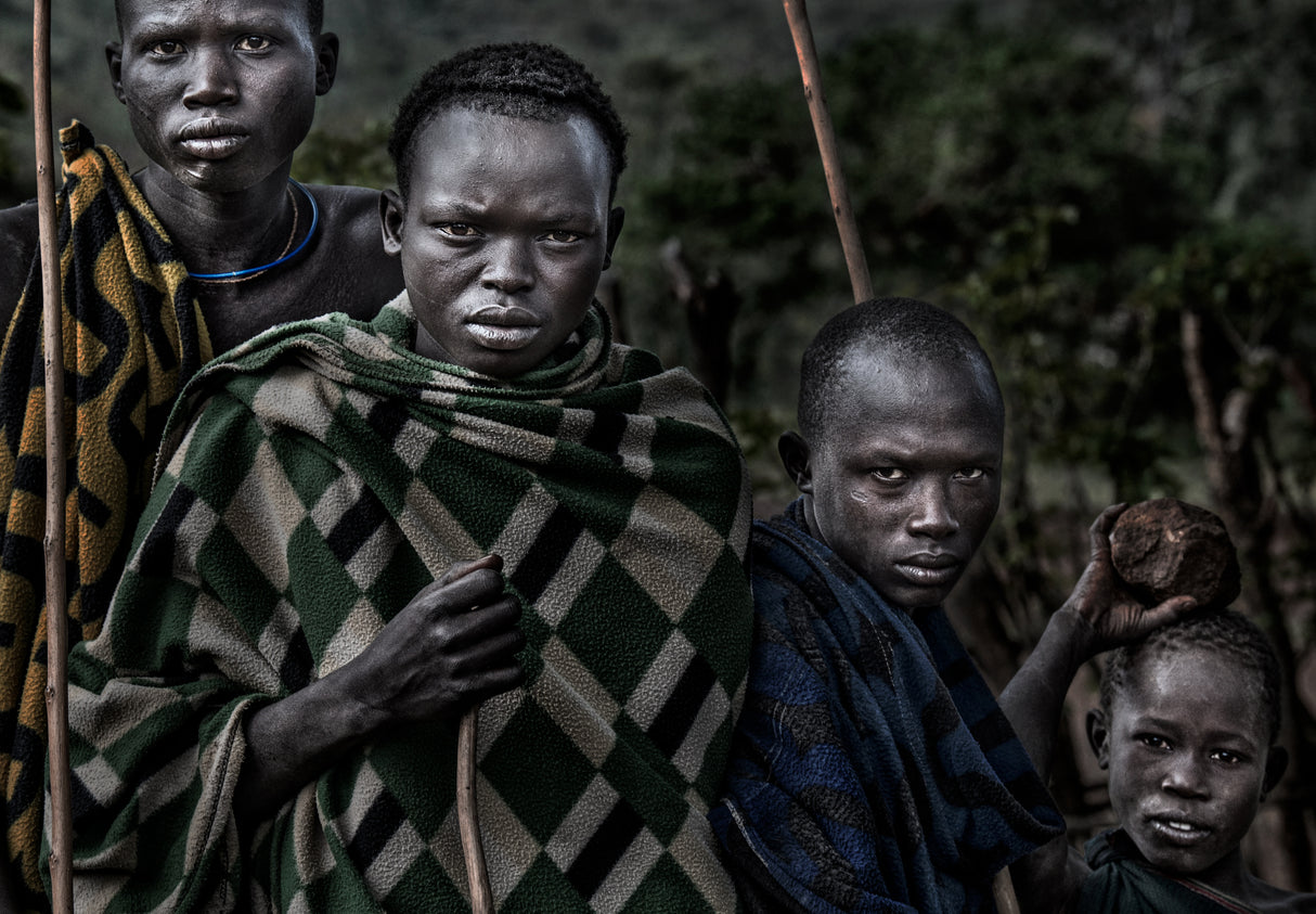 Surmi ethnic people in a row - Ethiopia Poster och Canvastavla