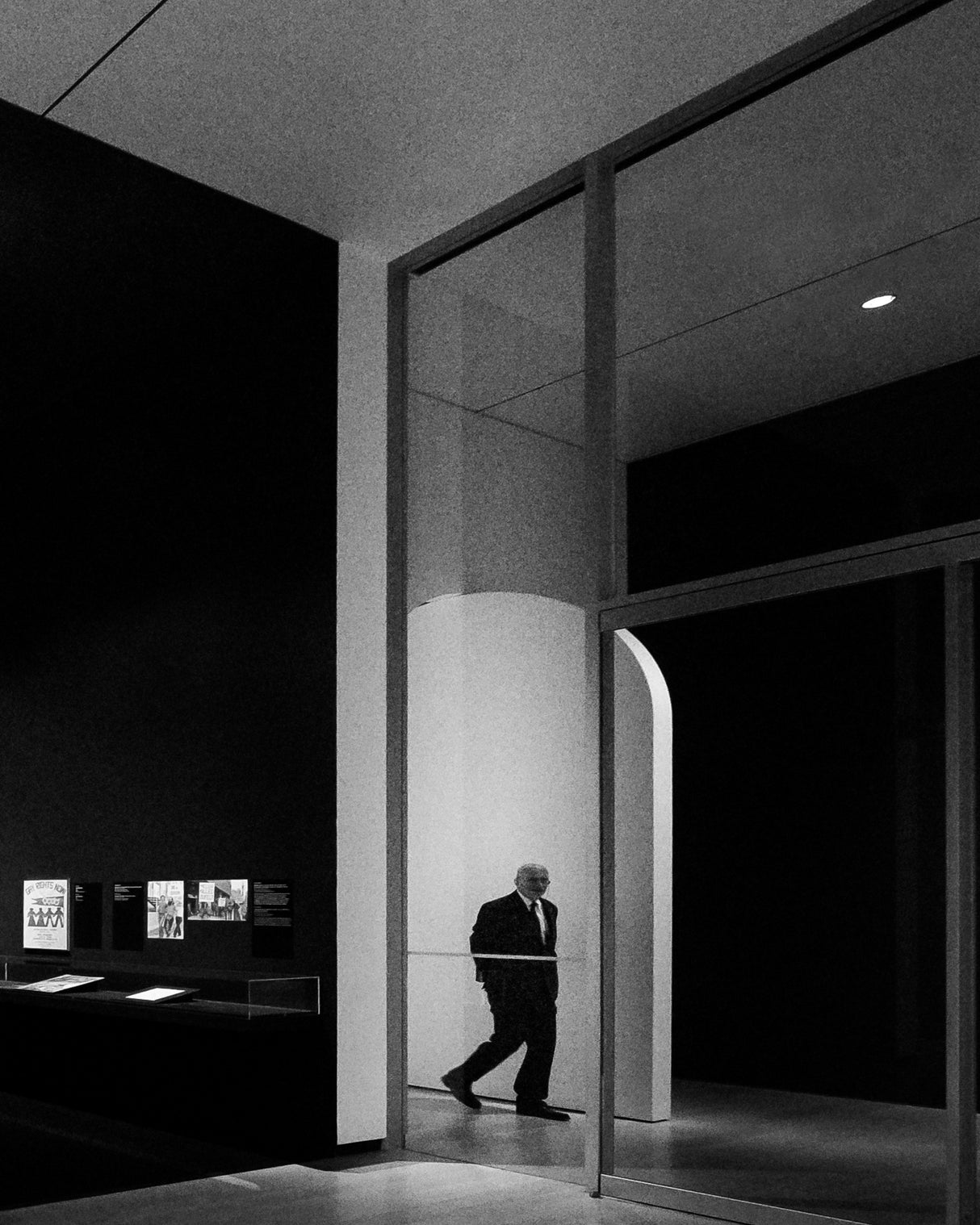 Man in showcase Poster och Canvastavla