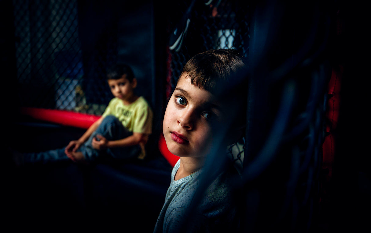 Looking kid behind the net Poster och Canvastavla