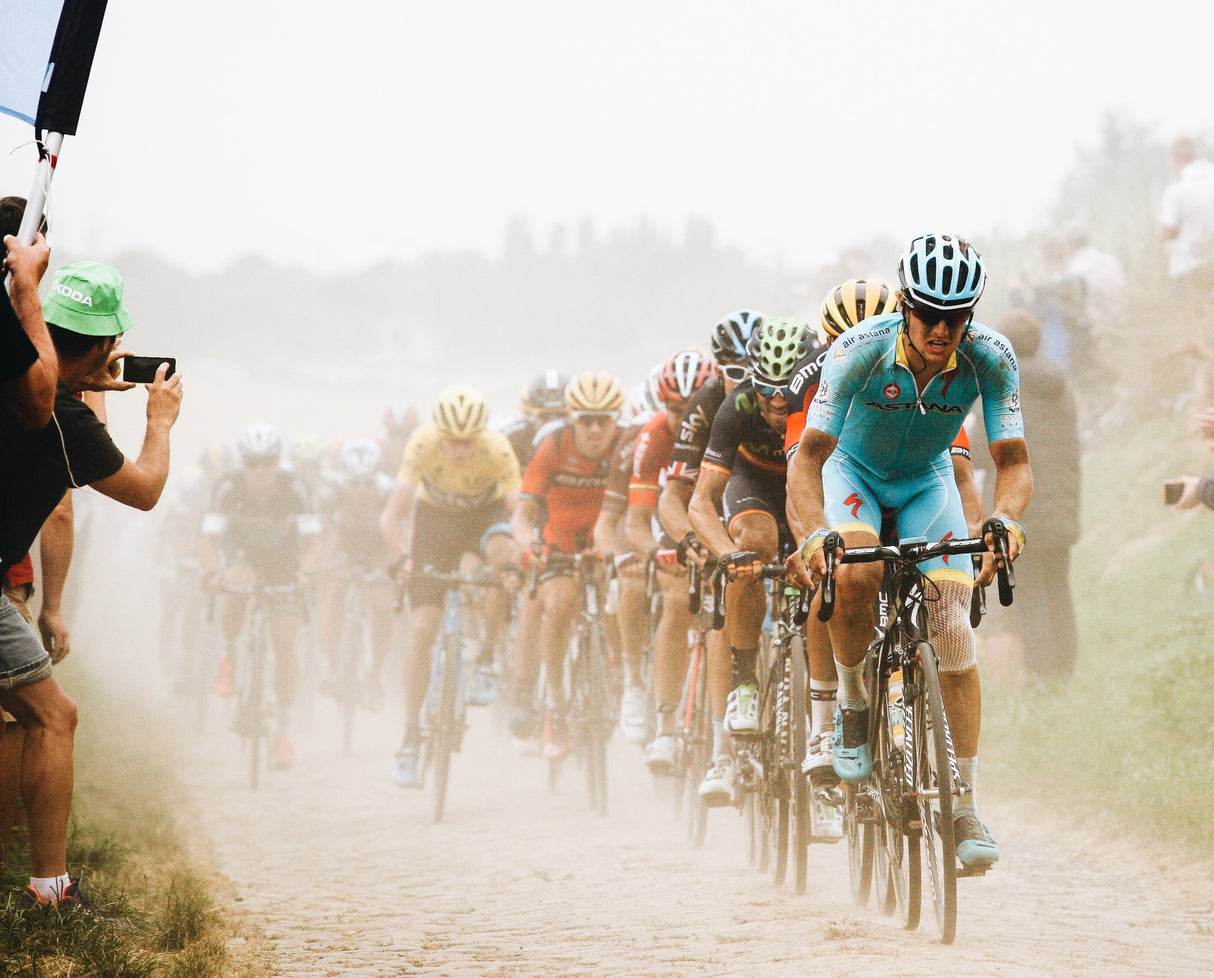 Cycling in the dust Poster och Canvastavla