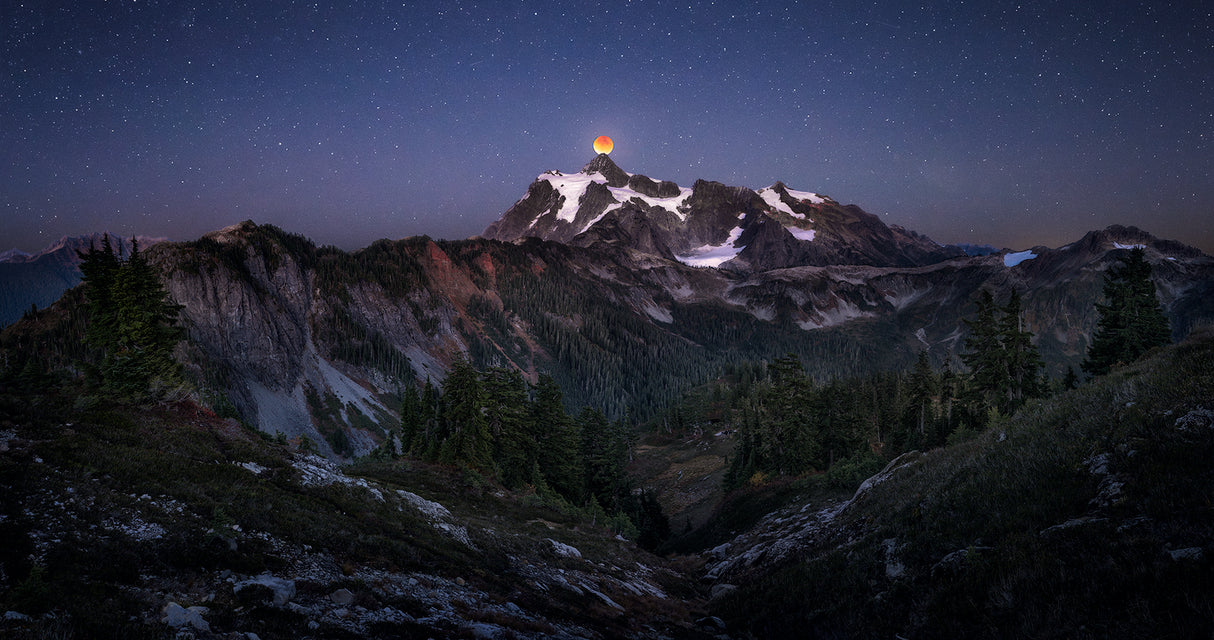 Blood Moon over Mt. Shuksan Poster och Canvastavla
