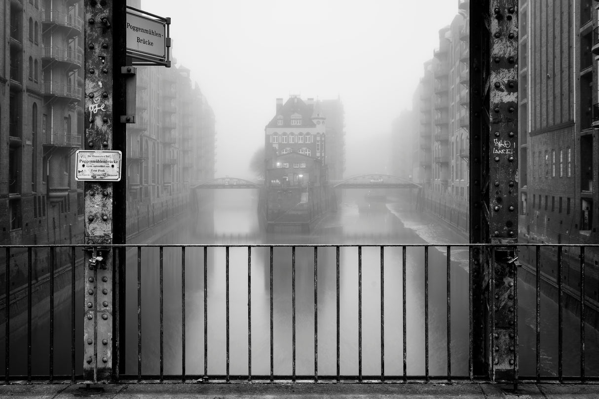 Wasserschloss bei Nebel Poster och Canvastavla