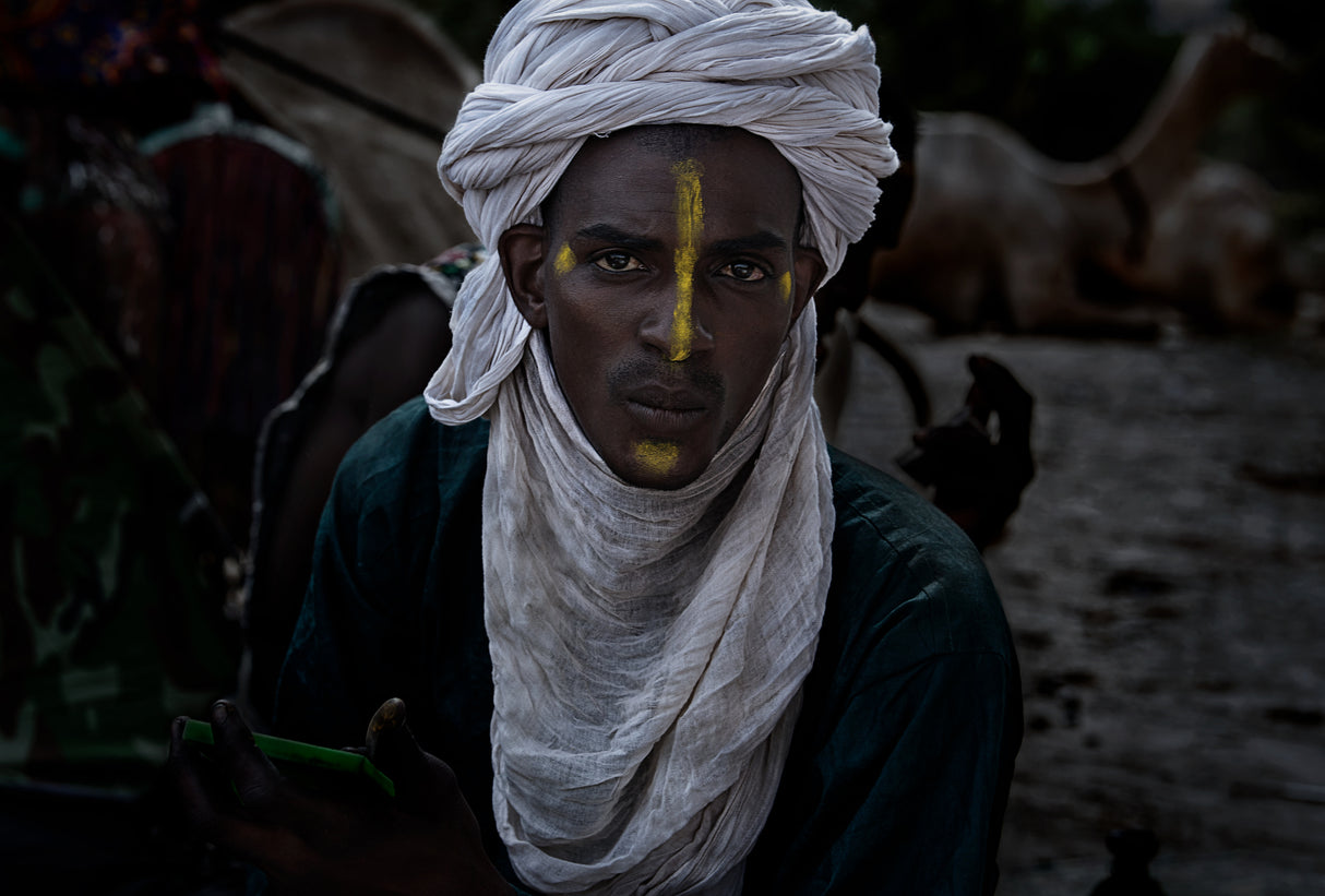 Peul man painting for the festival - Niger Poster och Canvastavla