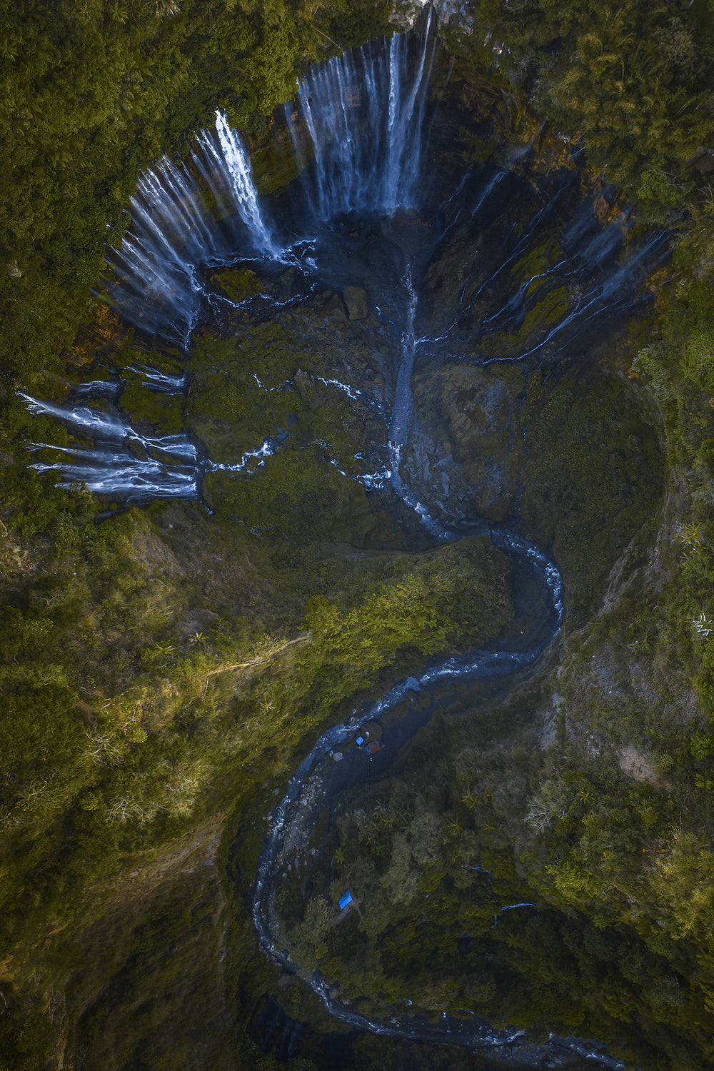 Vertical waterfall Poster och Canvastavla