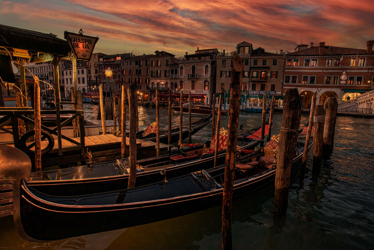 A Cozy Night in Venice Poster och Canvastavla