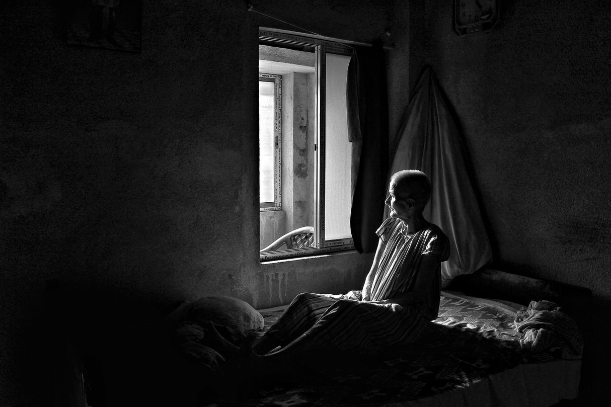 A alone old lady Poster och Canvastavla