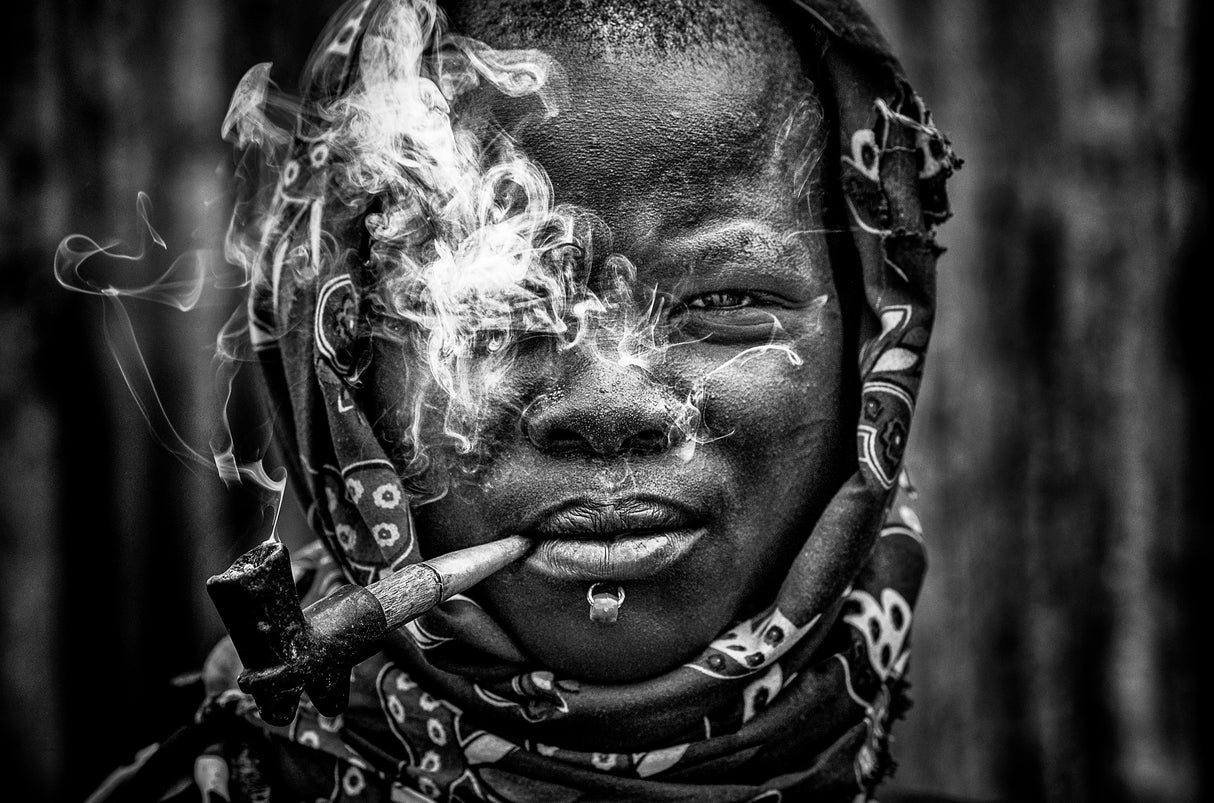 Laarim woman smoking-South Sudan Poster och Canvastavla