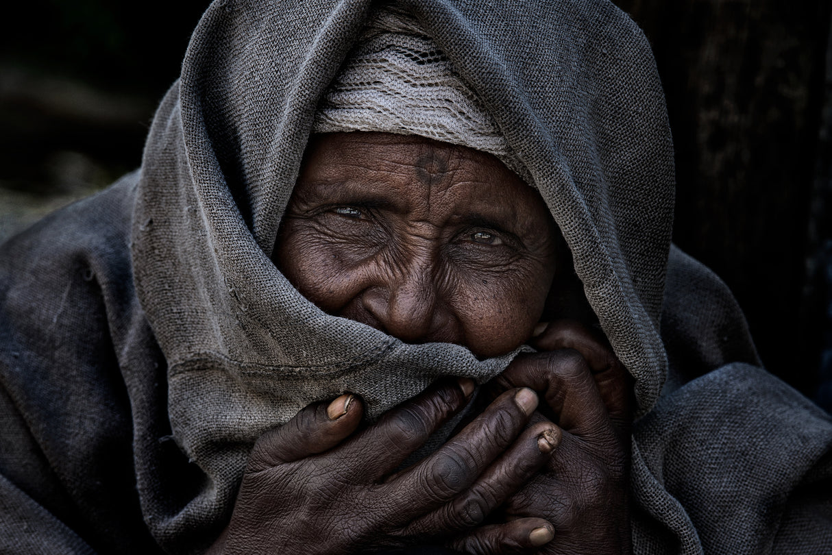 Homeless woman in the streets of Addis Ababa-I - Ethiopia Poster och Canvastavla