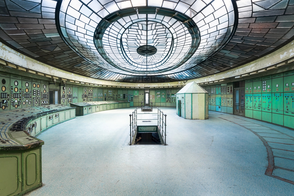Abandoned Art Deco Control Room Poster och Canvastavla