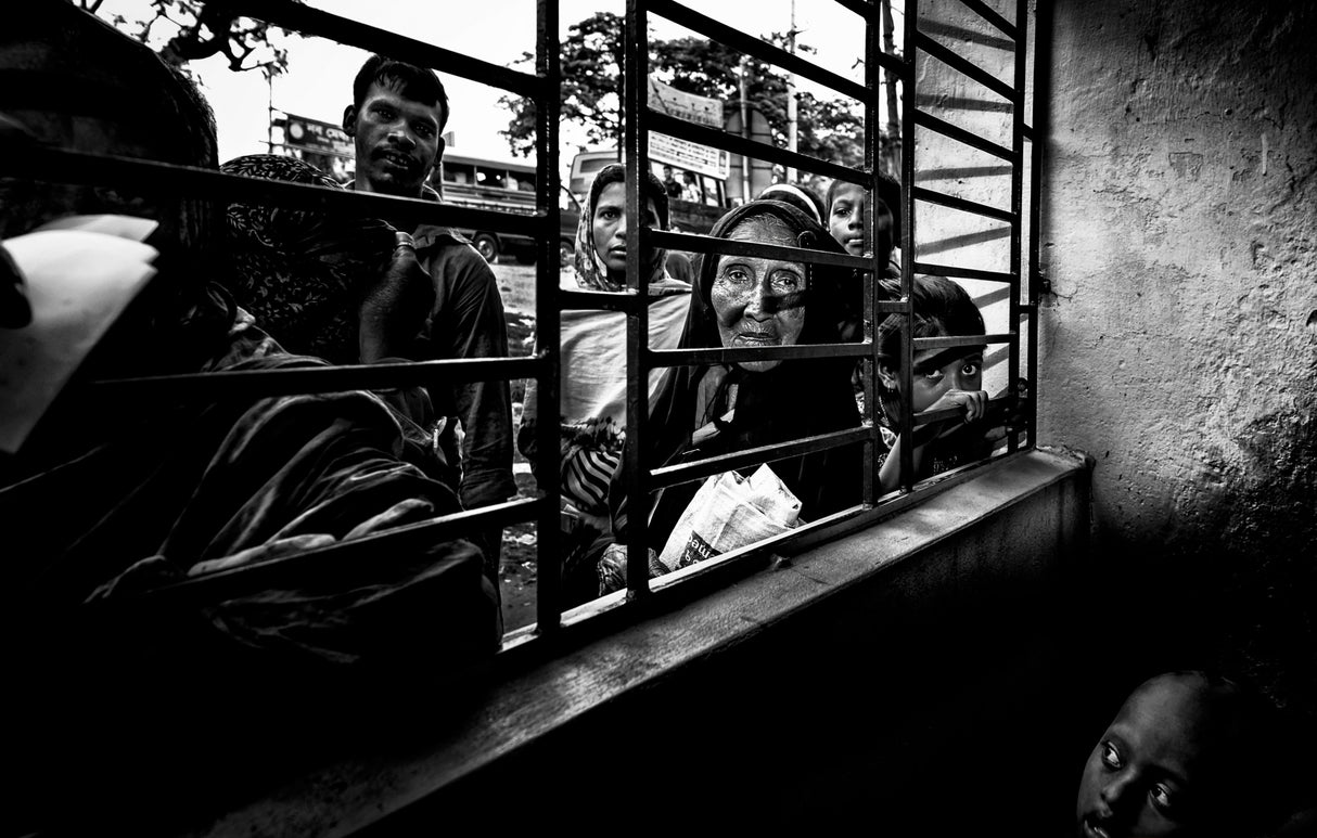Queuing to receive some rice-I - Bangladesh Poster och Canvastavla