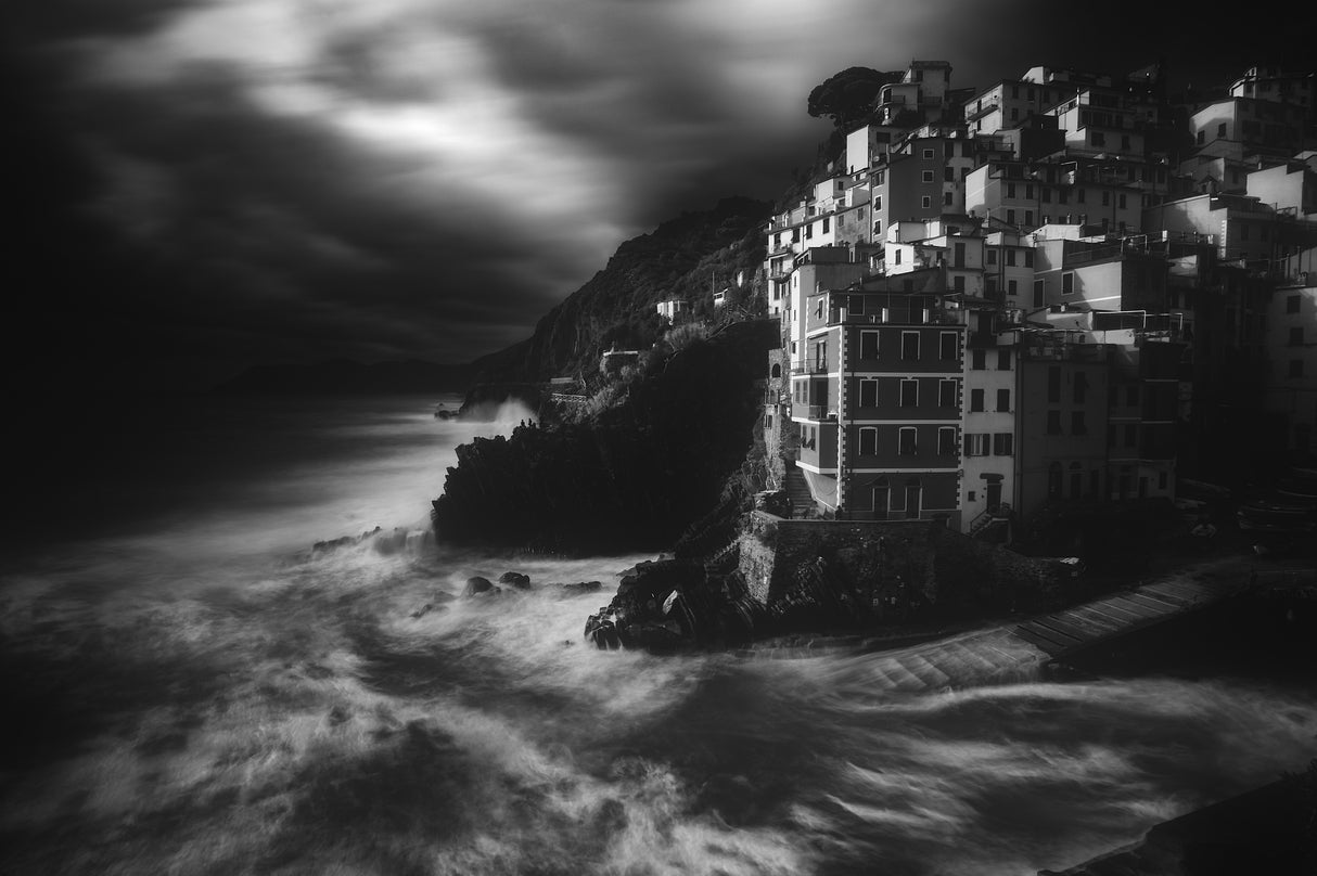 STORM IN RIOMAGGIORE Poster och Canvastavla