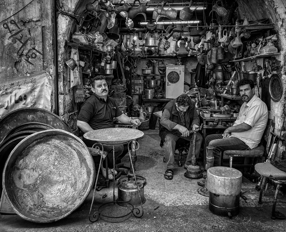 The traditional coppersmith profession in the city of Mosul Poster och Canvastavla