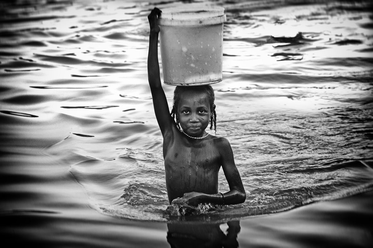 Taking water home (7) - Benin Poster och Canvastavla