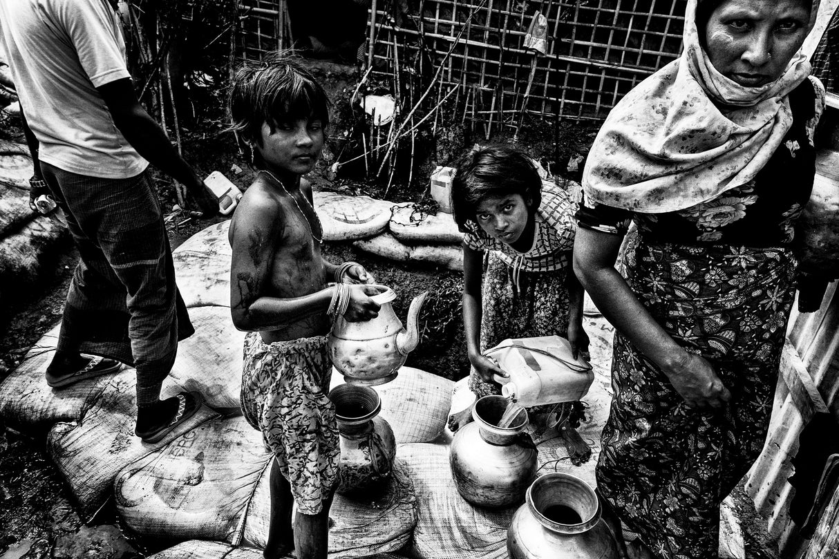 Rohingya people drawing water from a pit - Bangladesh Poster och Canvastavla