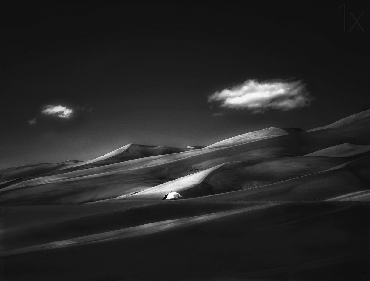 Lost umbrella in the mournful kingdom of sand Poster och Canvastavla