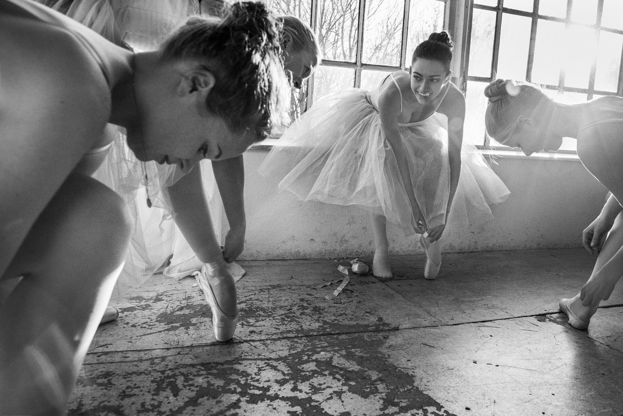 Ballet dancers preparation... Poster och Canvastavla